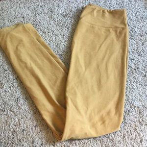 Mustard color lularoe leggings. One size